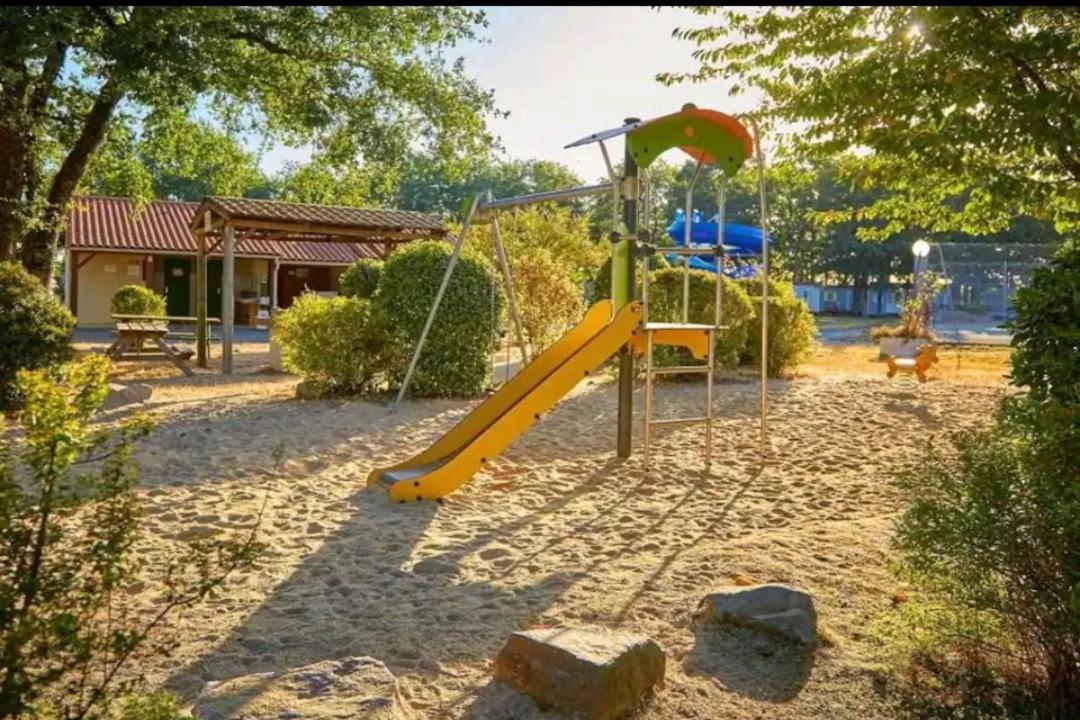 Camping Mobil 6 Personnes 3 A 25 Min Puy Dufou La Boissiere-de-Montaigu