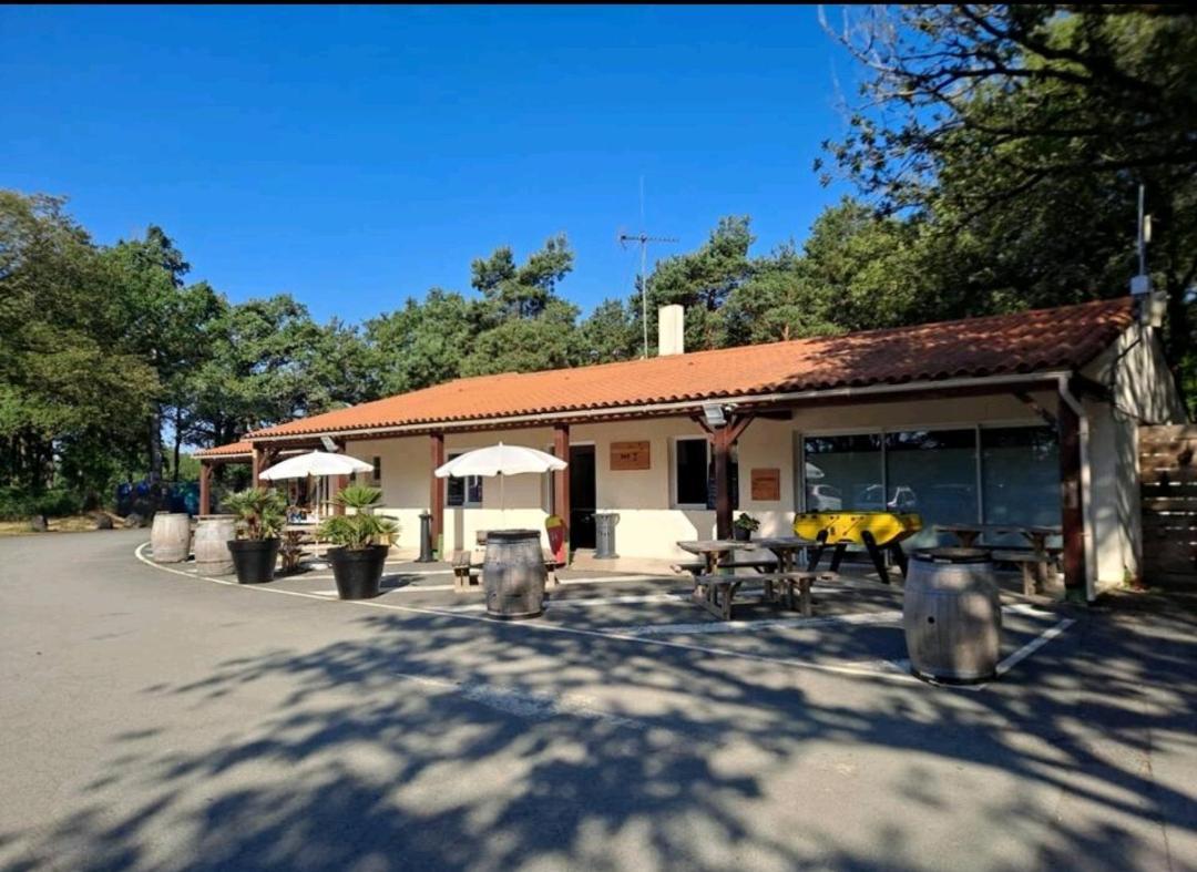 Camping Mobil 6 Personnes 3 A 25 Min Puy Dufou La Boissiere-de-Montaigu